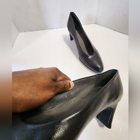 Stuart Weitzman  - Picture 4 of 8